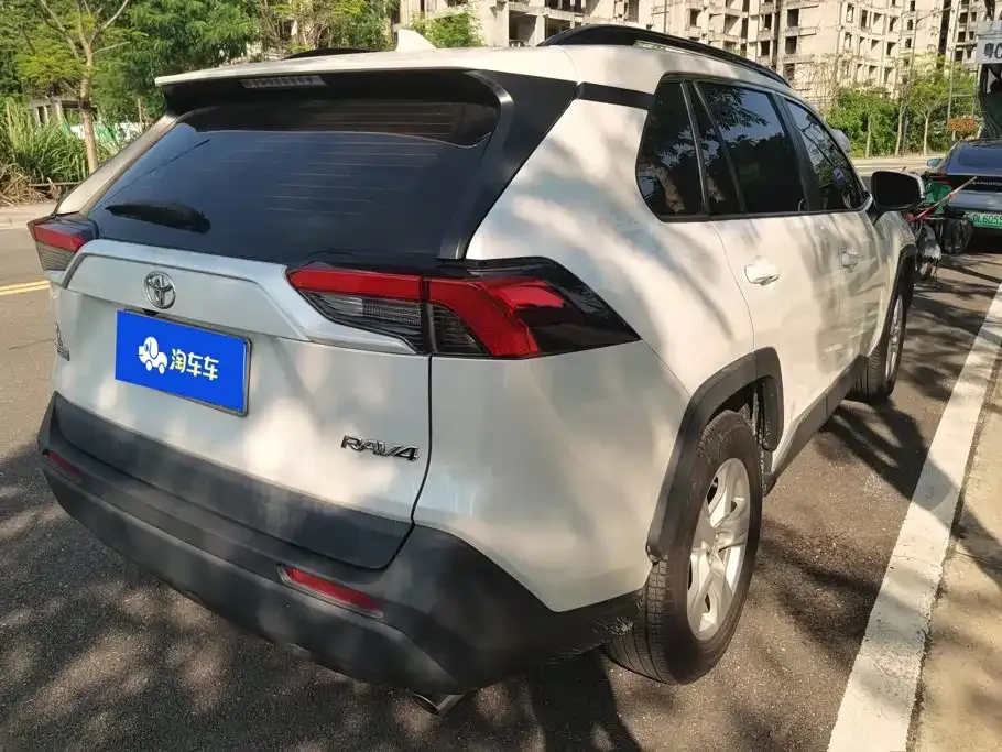 Toyota RAV4 — фото 10