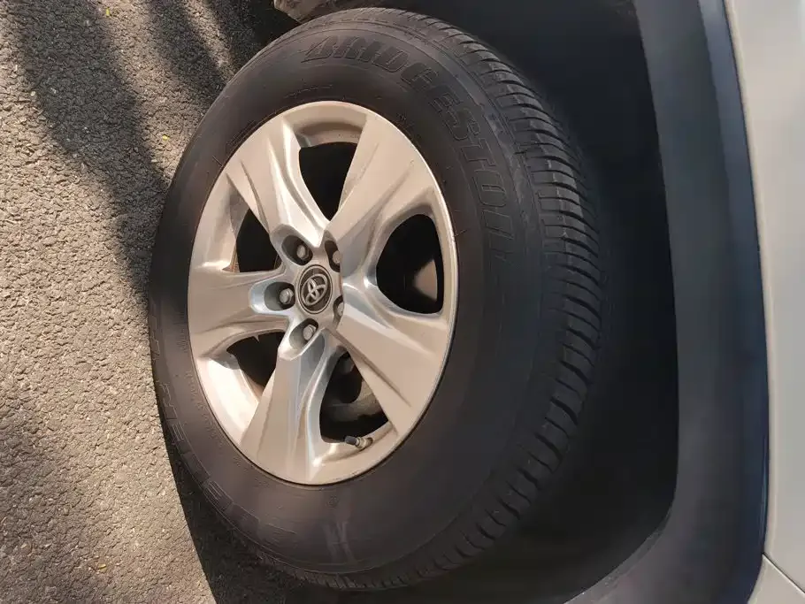 Toyota RAV4 — фото 8