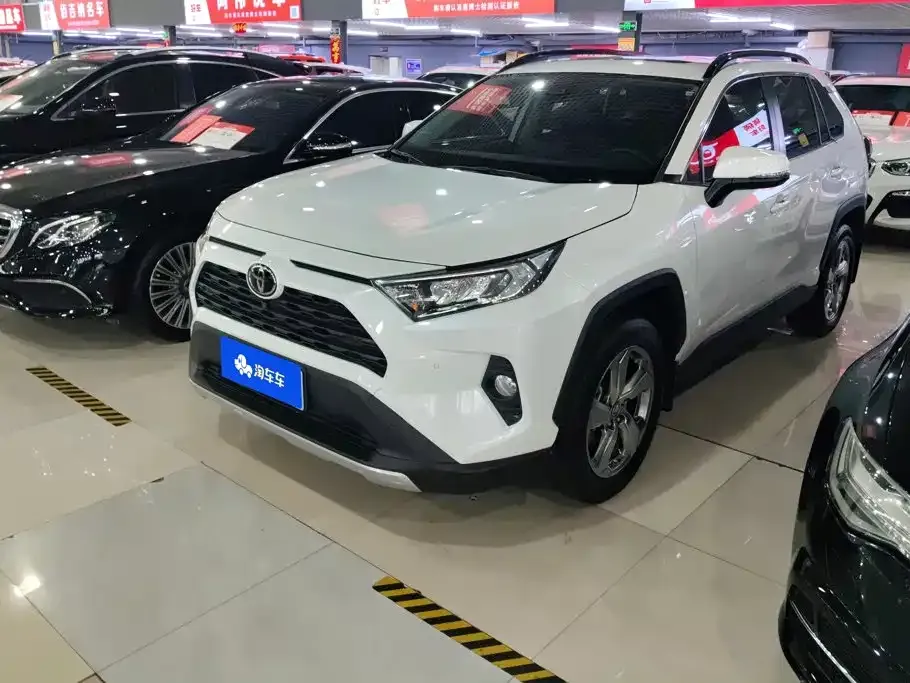 Toyota RAV4 — фото 1