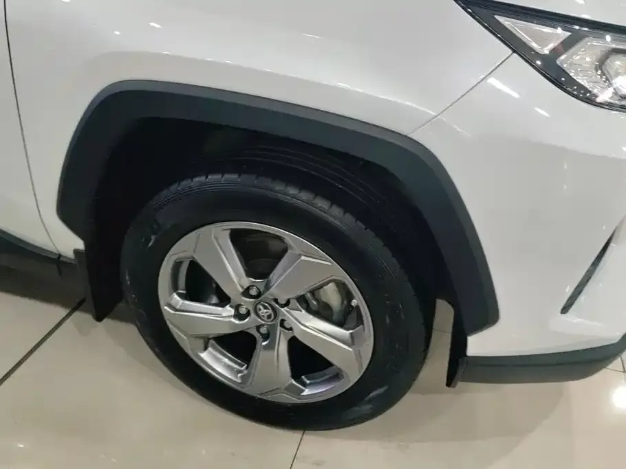 Toyota RAV4 — фото 7