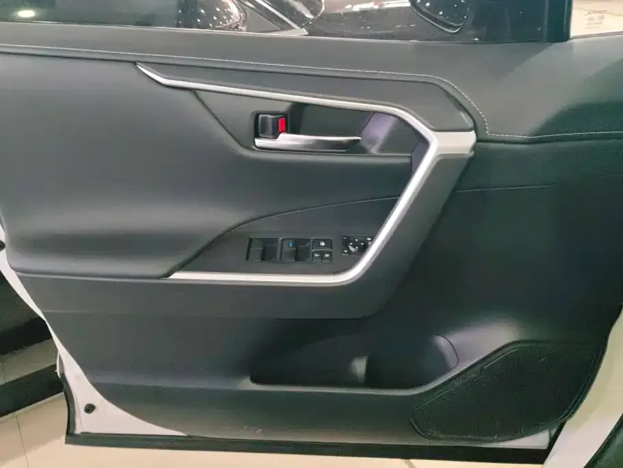 Toyota RAV4 — фото 8