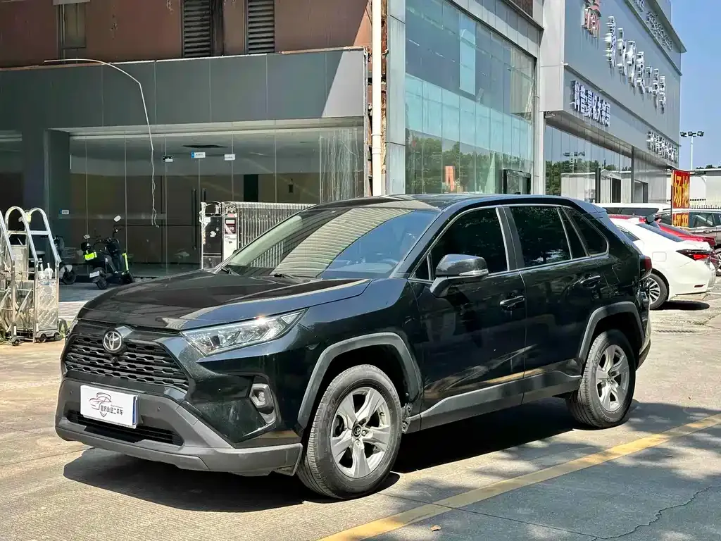 Toyota RAV4 — фото 1