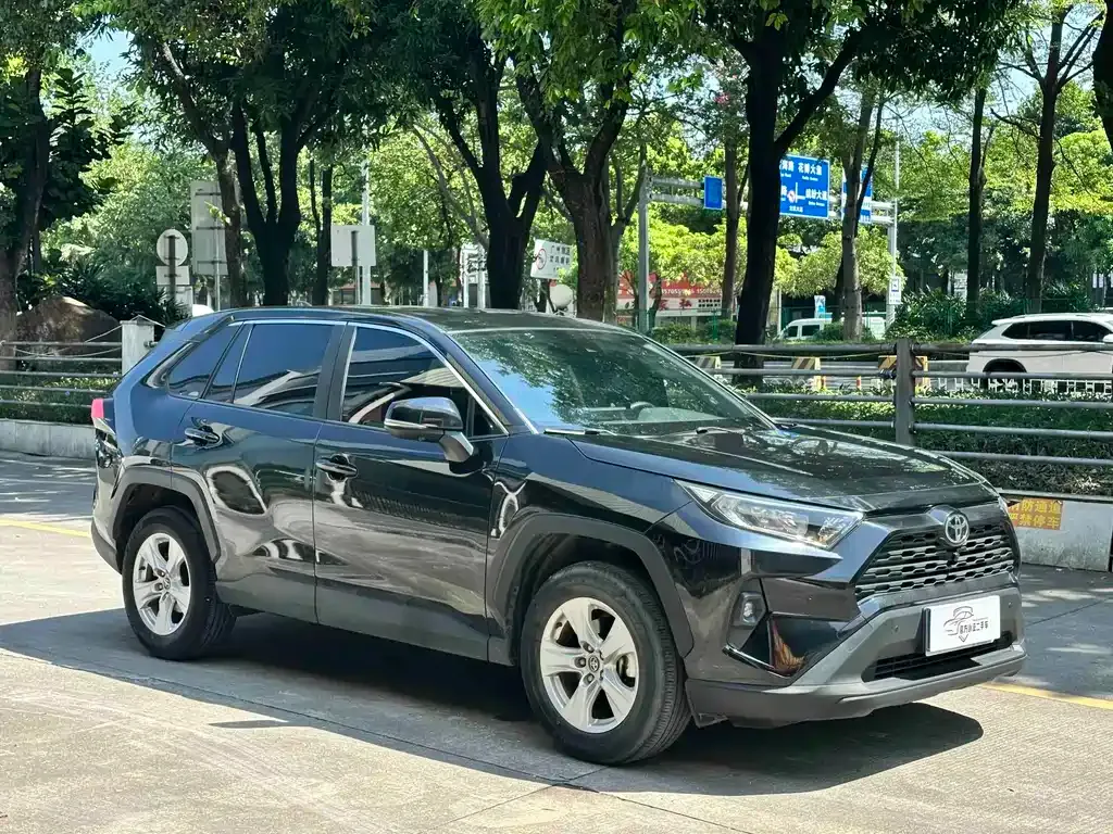 Toyota RAV4 — фото 7