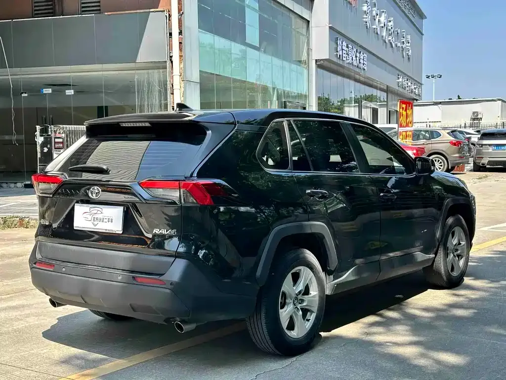 Toyota RAV4 — фото 3