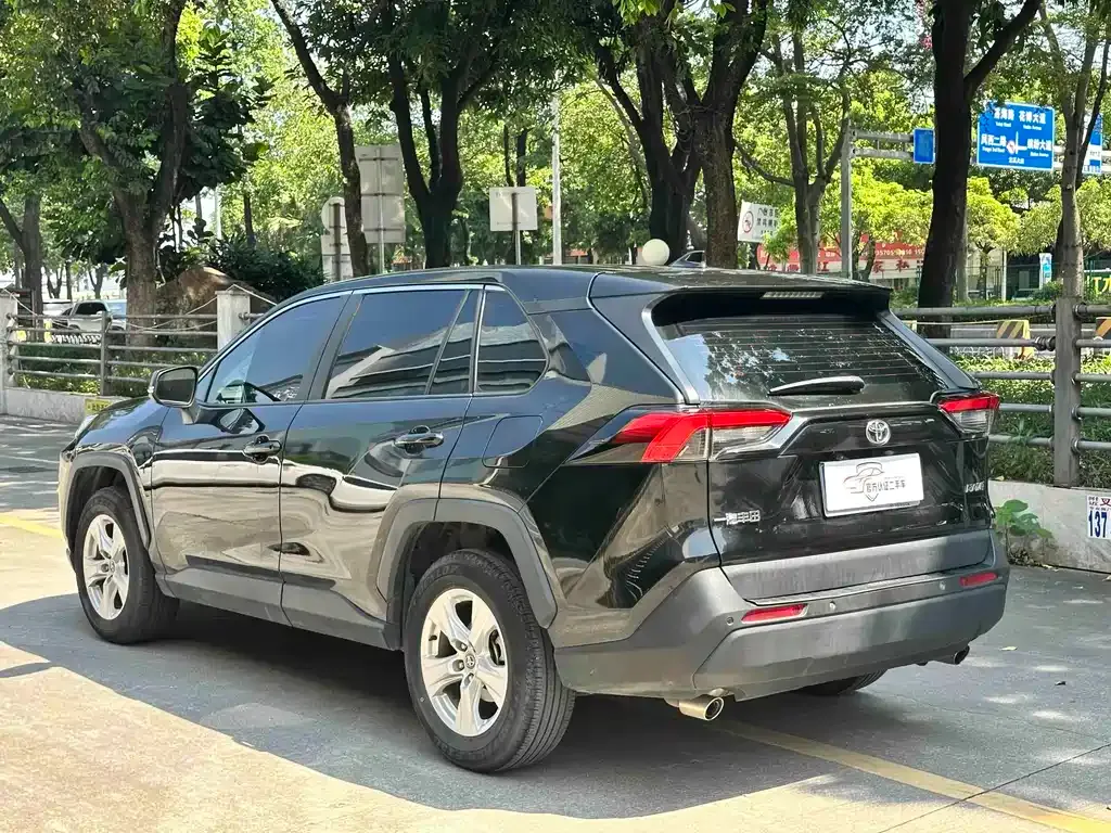 Toyota RAV4 — фото 10