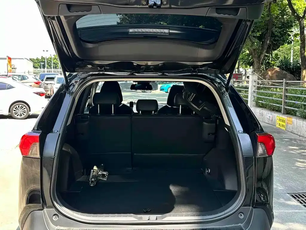 Toyota RAV4 — фото 5