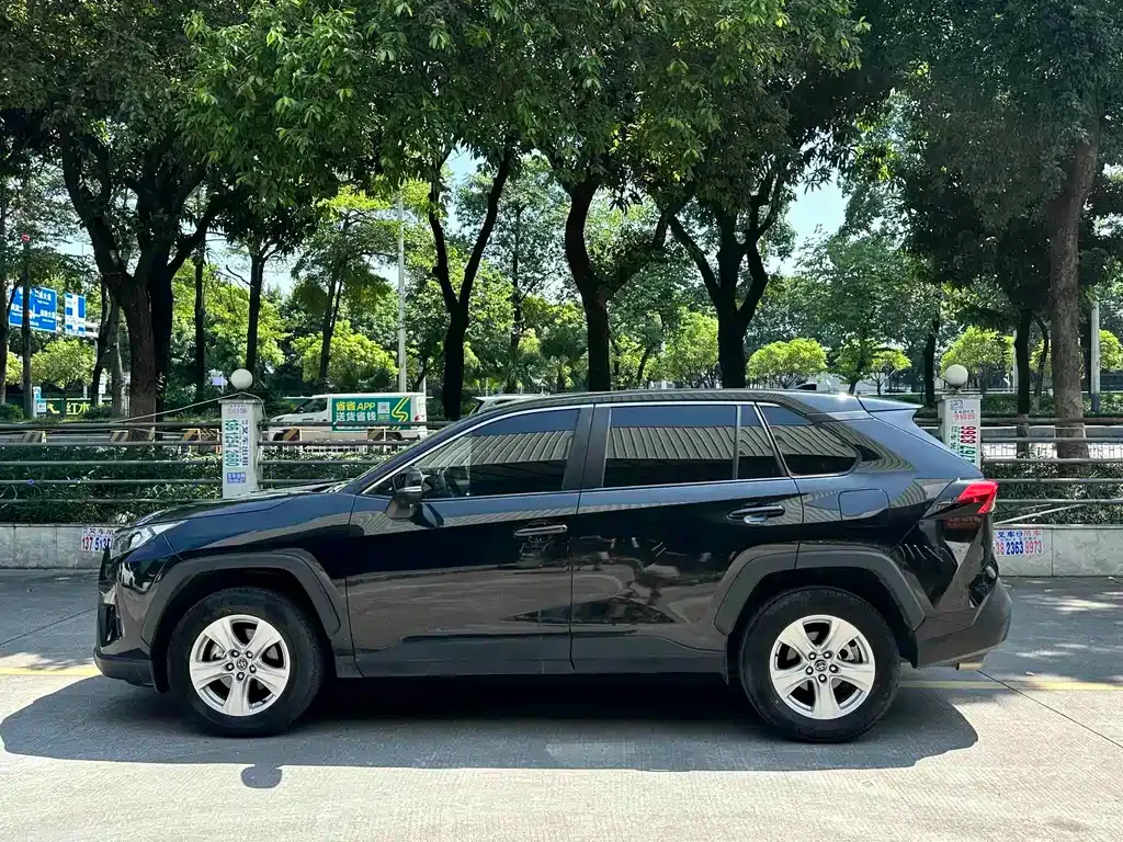Toyota RAV4 — фото 8