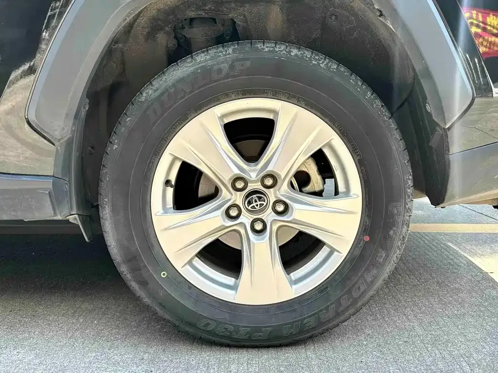 Toyota RAV4 — фото 6