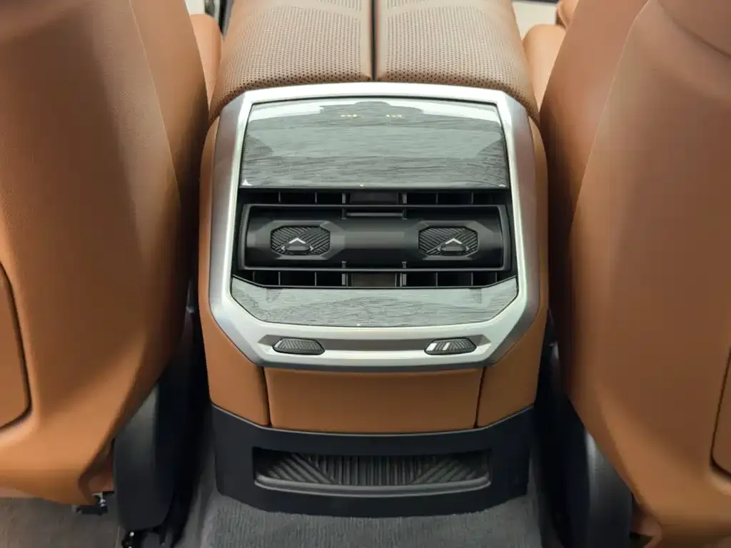 BMW i7 — фото 10