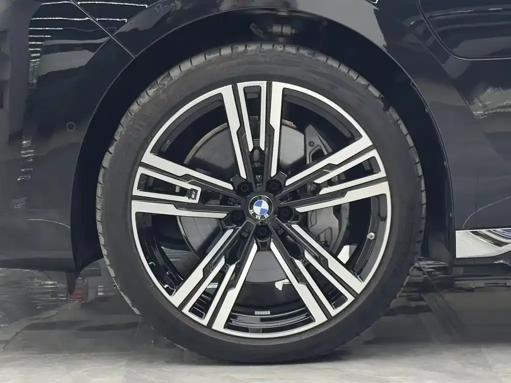 BMW i7 — фото 8