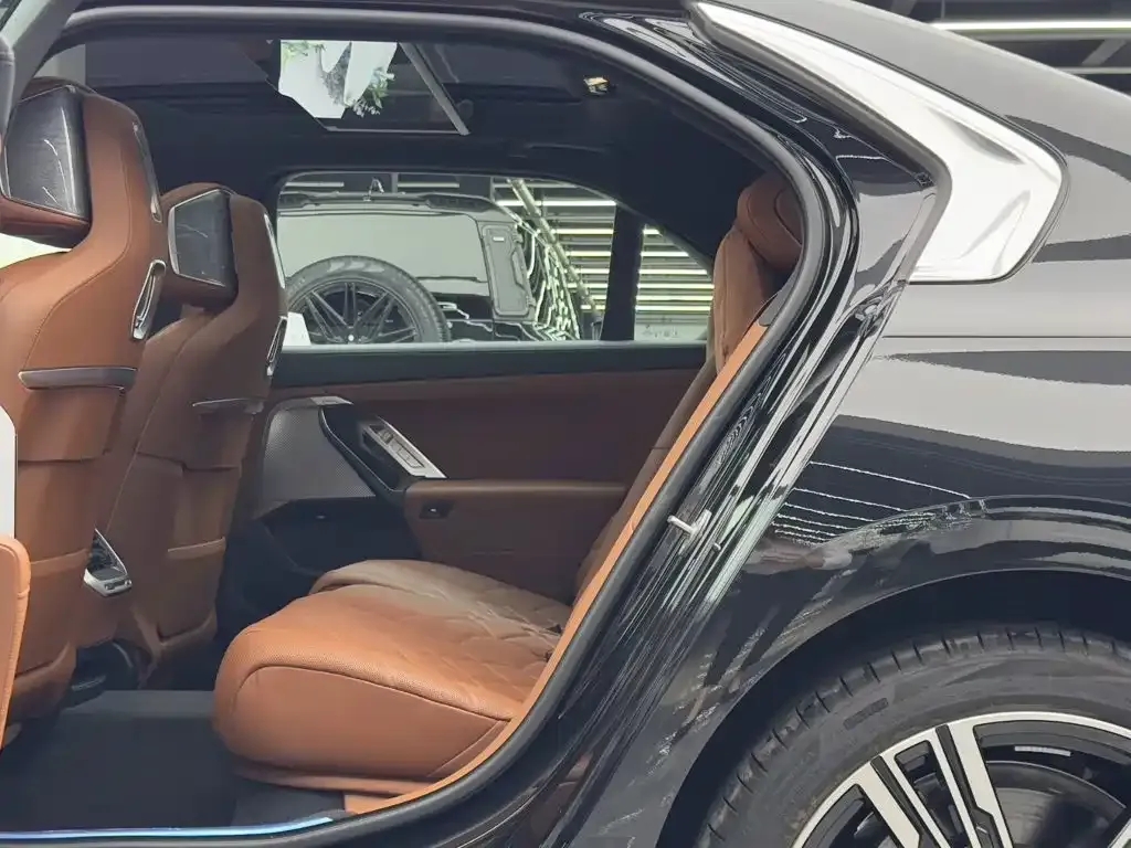 BMW i7 — фото 7