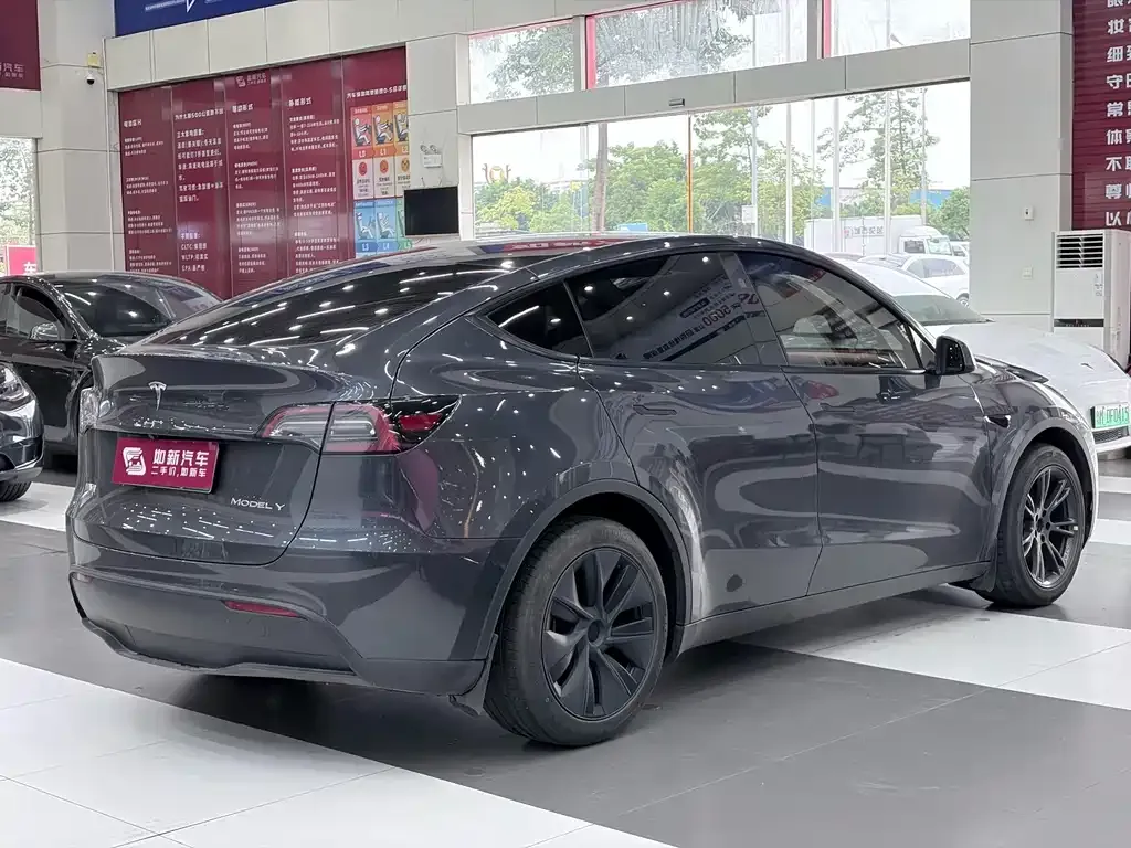 Tesla Model Y — фото 10