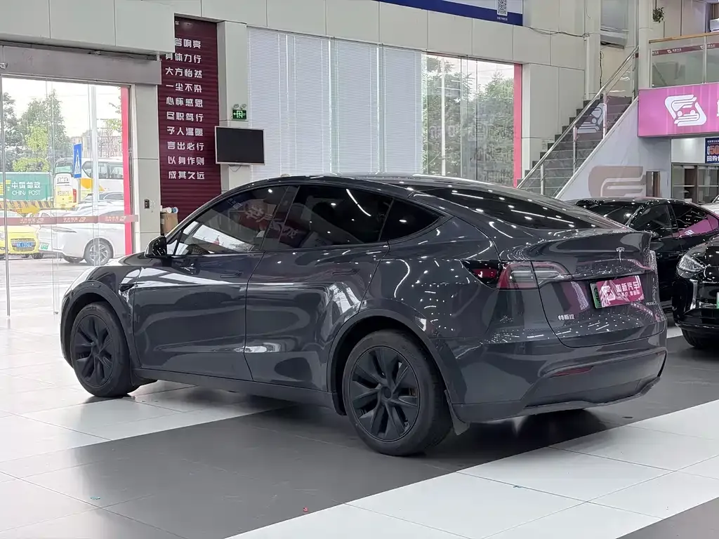 Tesla Model Y — фото 6