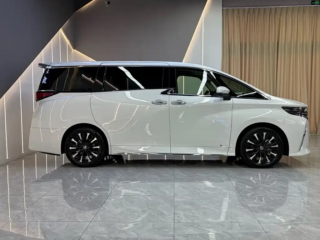 Toyota Alphard — фото 7
