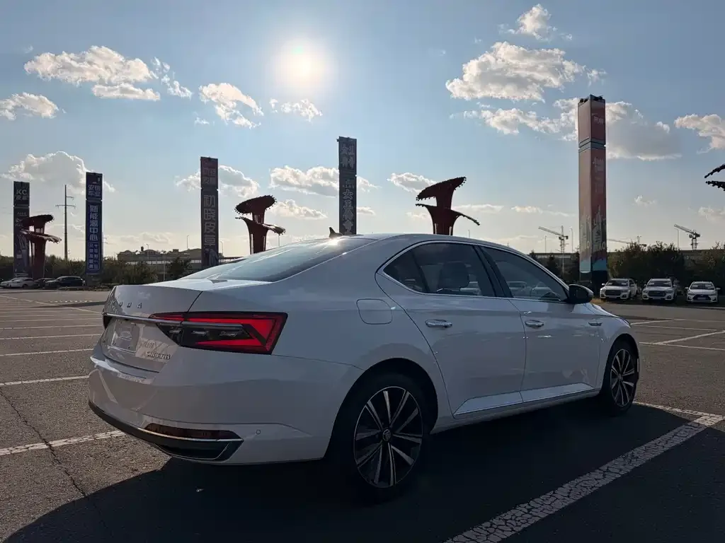 Skoda Superb — фото 7