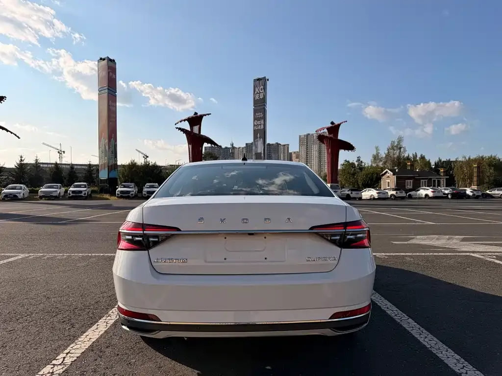 Skoda Superb — фото 9