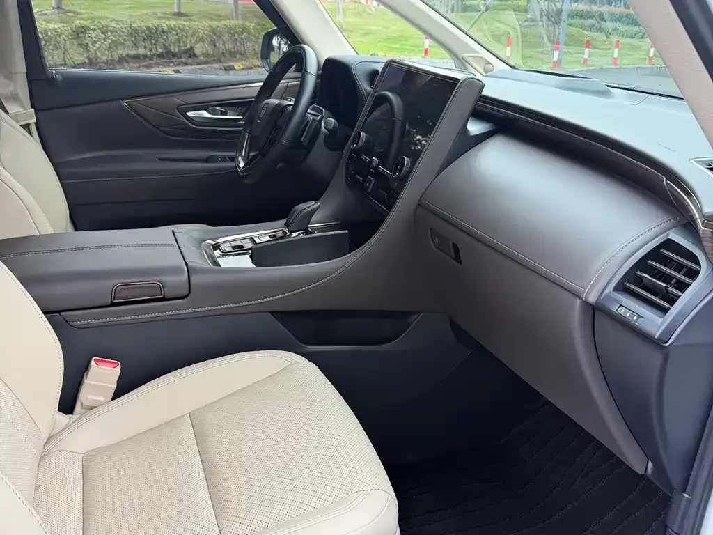 Toyota Vellfire — фото 9