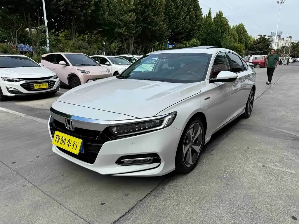 Honda Accord — фото 1
