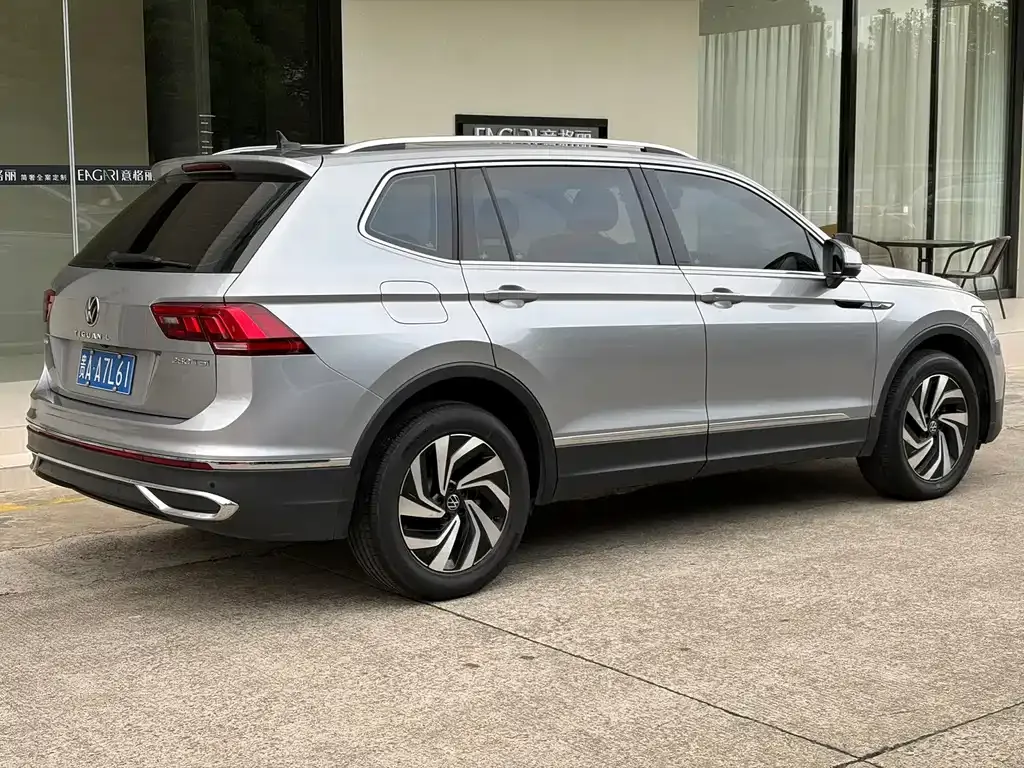 Volkswagen Tiguan L — фото 2