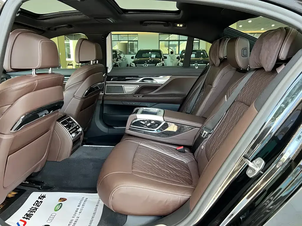BMW 7 Series — фото 10