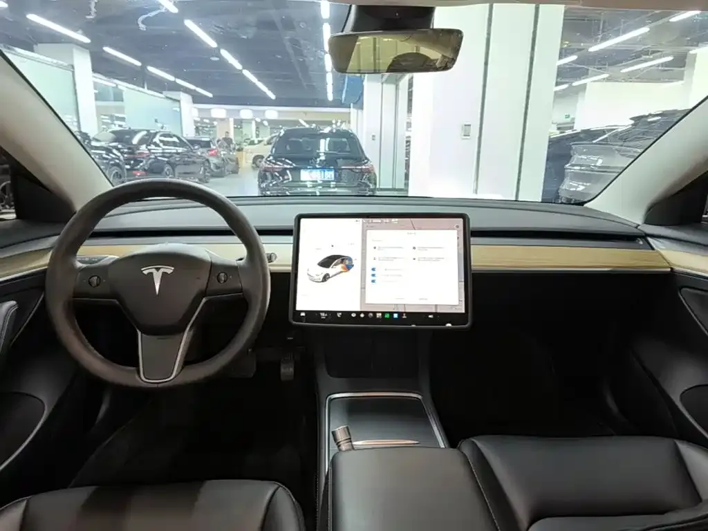 Tesla Model 3 — фото 10