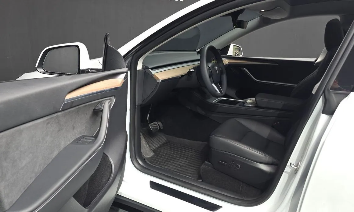 Tesla Model Y — фото 8