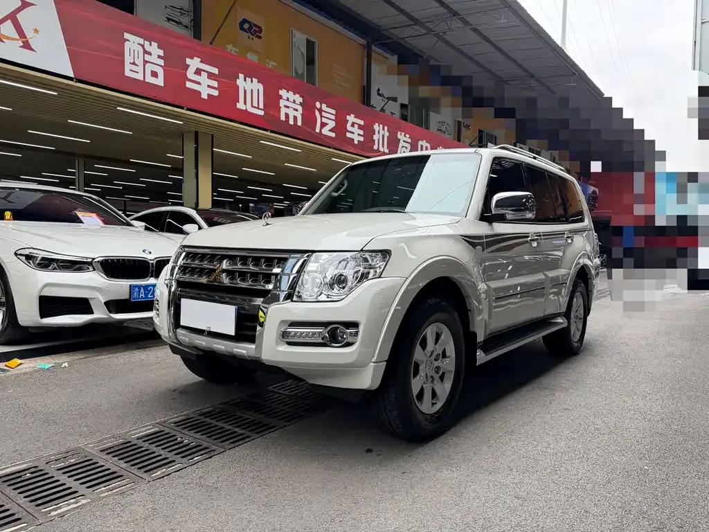 Mitsubishi Pajero (Import) — фото 1