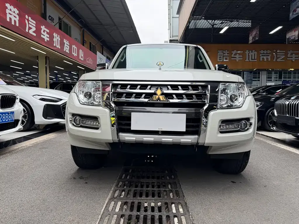 Mitsubishi Pajero (Import) — фото 4