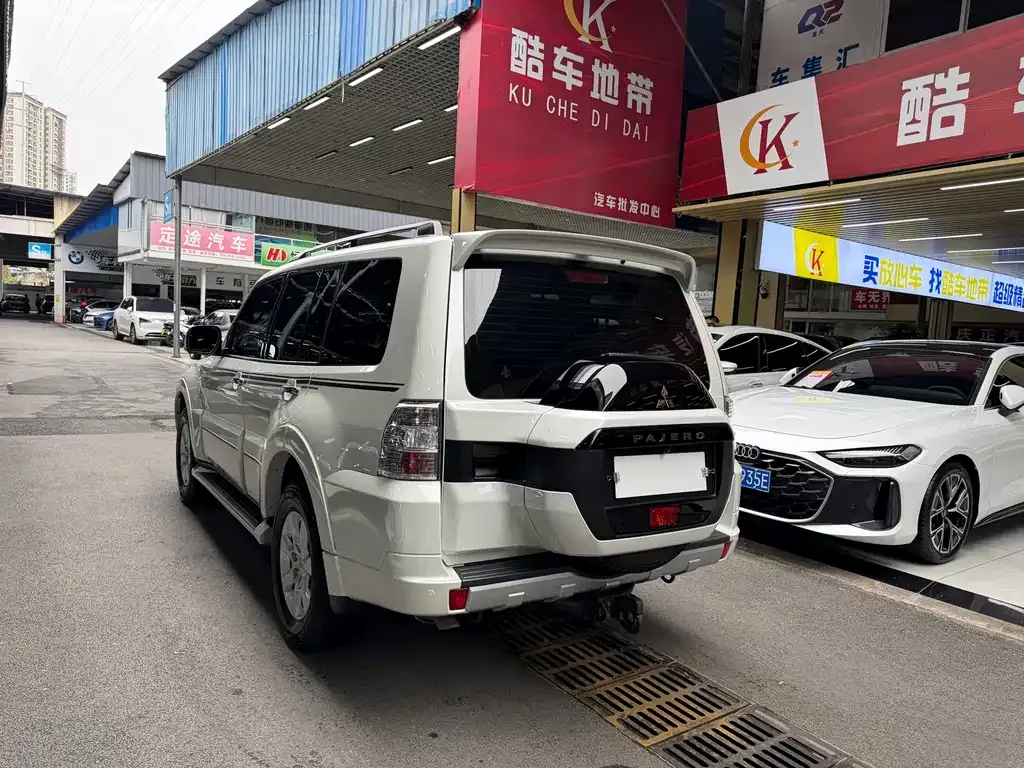 Mitsubishi Pajero (Import) — фото 10