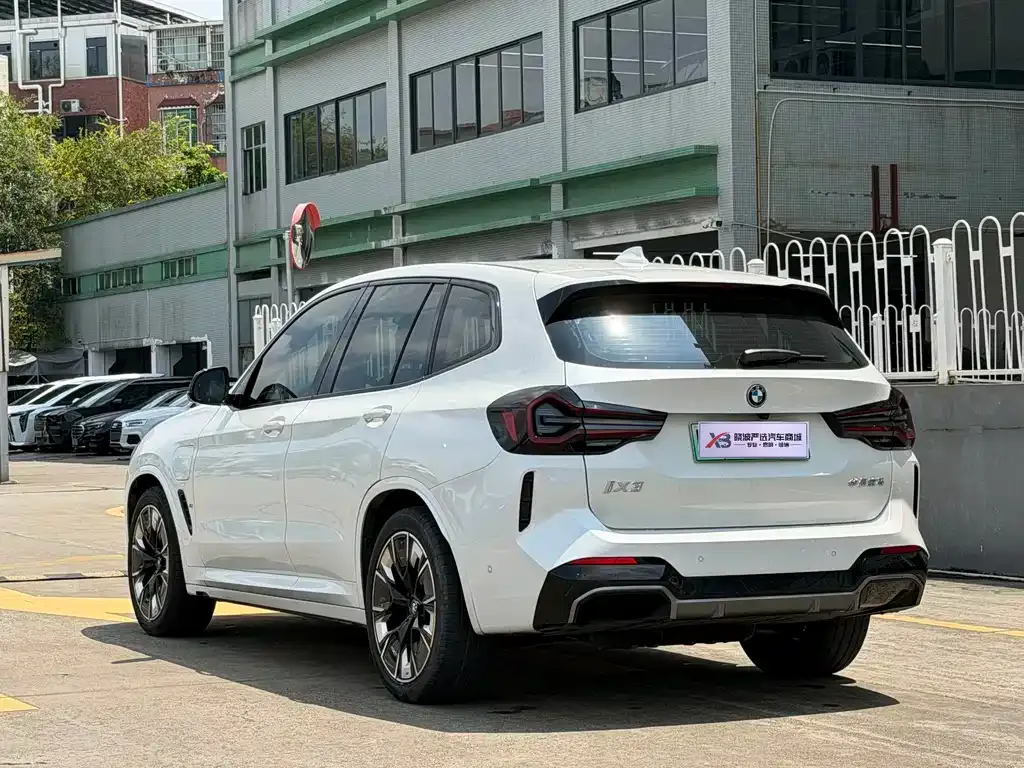 BMW iX3 — фото 8