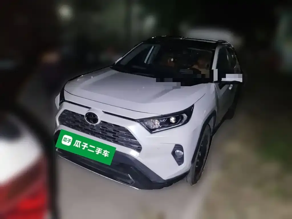 Toyota RAV4 — фото 1