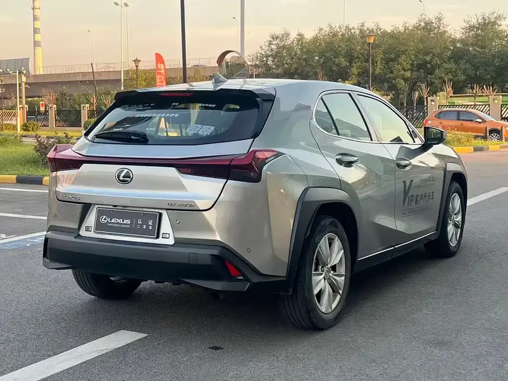 Lexus UX — фото 2