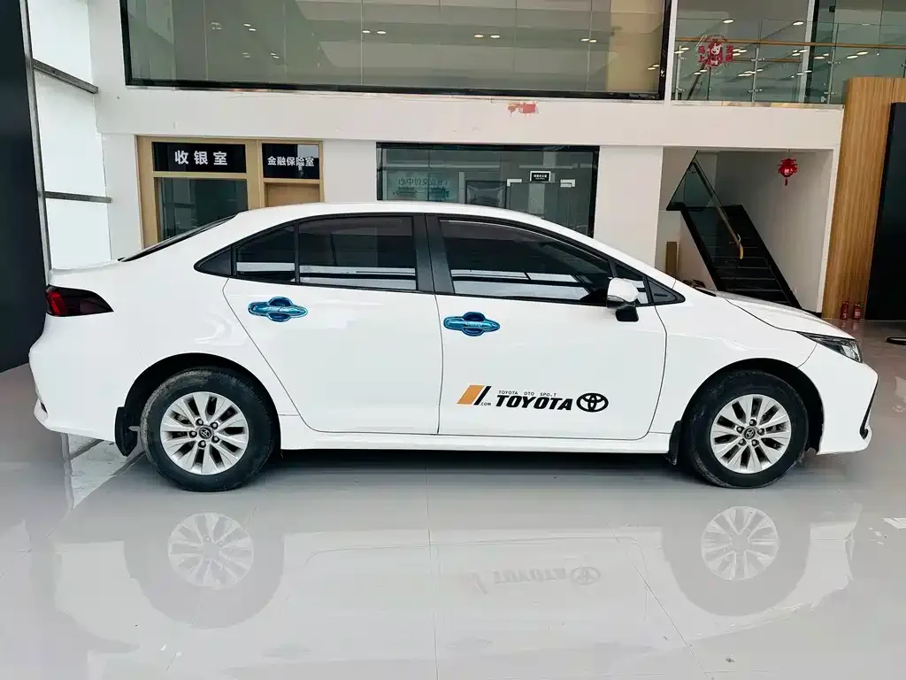 Toyota Corolla — фото 10