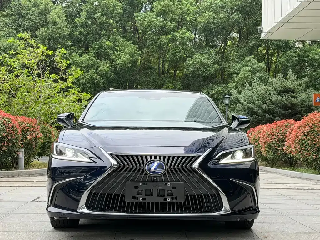 Lexus ES — фото 1