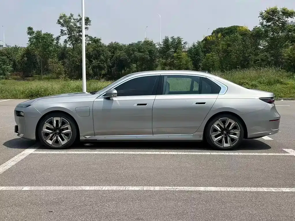 BMW i7 — фото 10