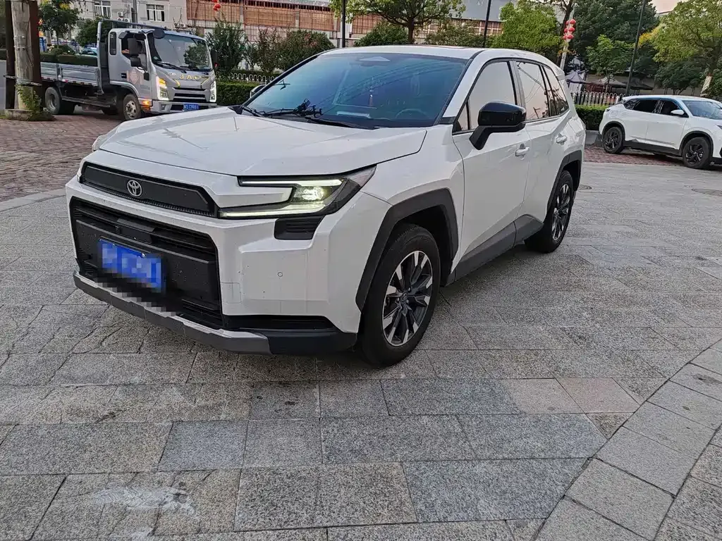 Toyota RAV4 — фото 1