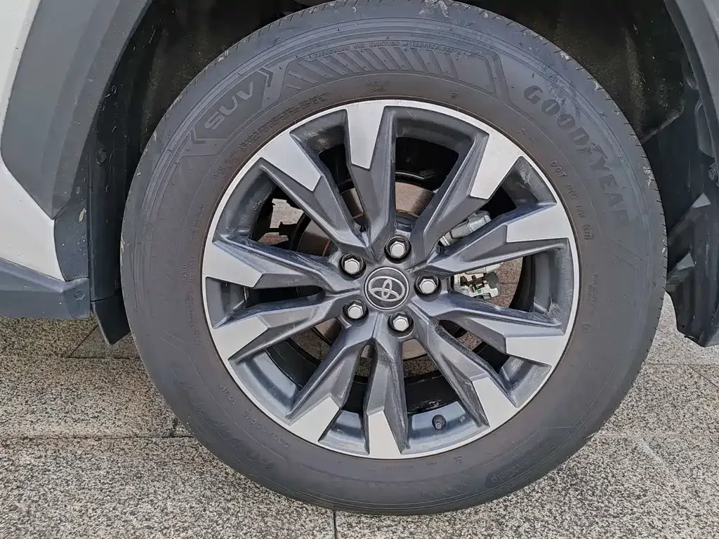 Toyota RAV4 — фото 6