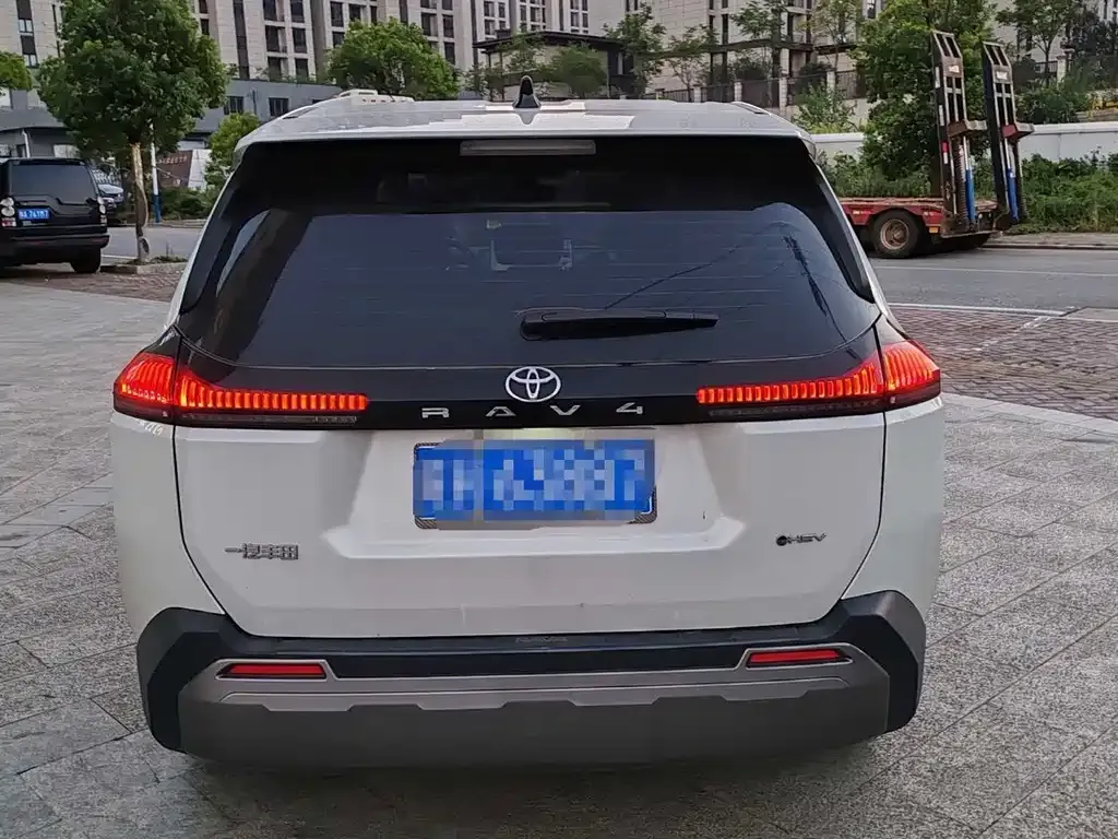 Toyota RAV4 — фото 5