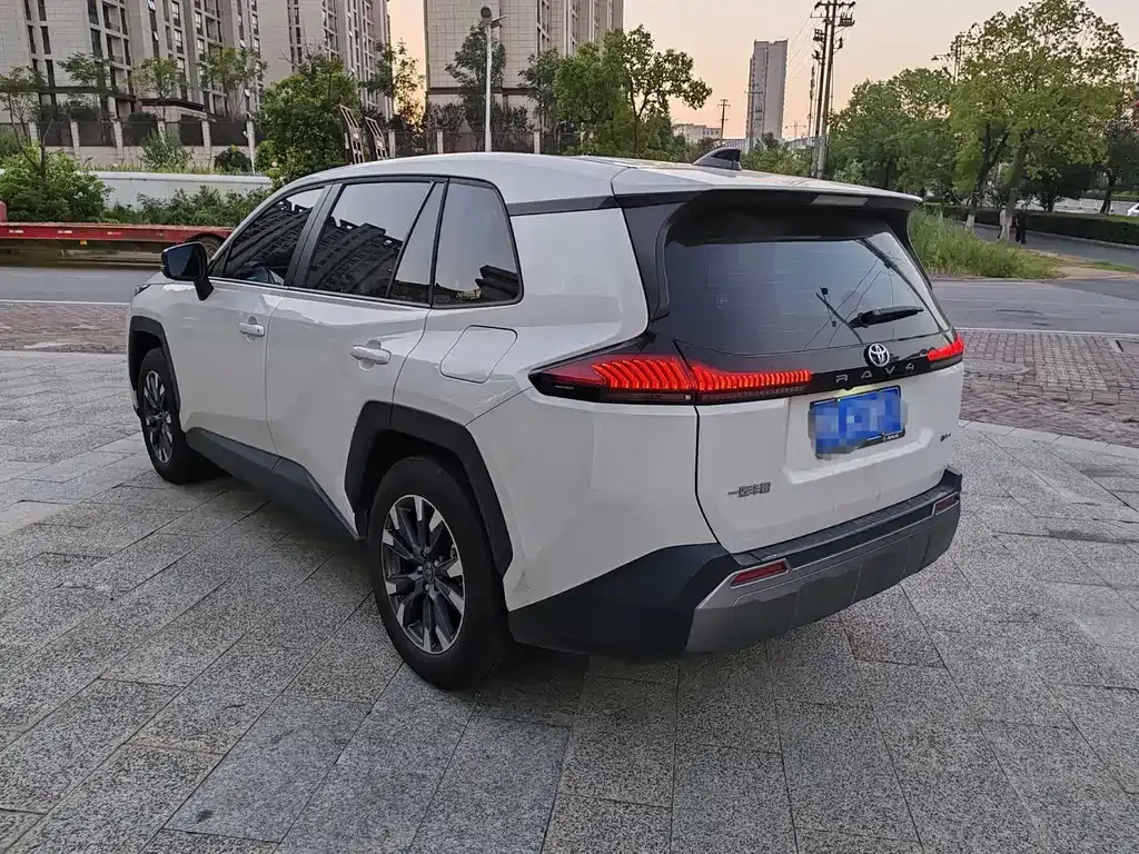 Toyota RAV4 — фото 10
