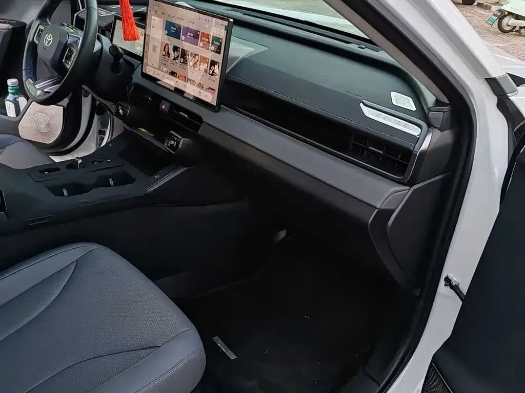 Toyota RAV4 — фото 3