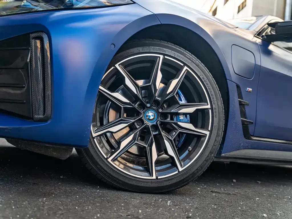 BMW i4 — фото 3