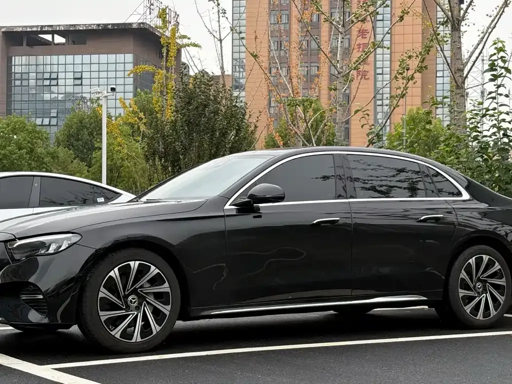 Mercedes-Benz E-Class — фото 1