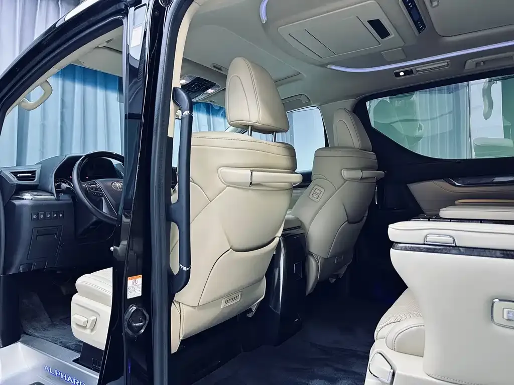 Toyota Alphard — фото 3