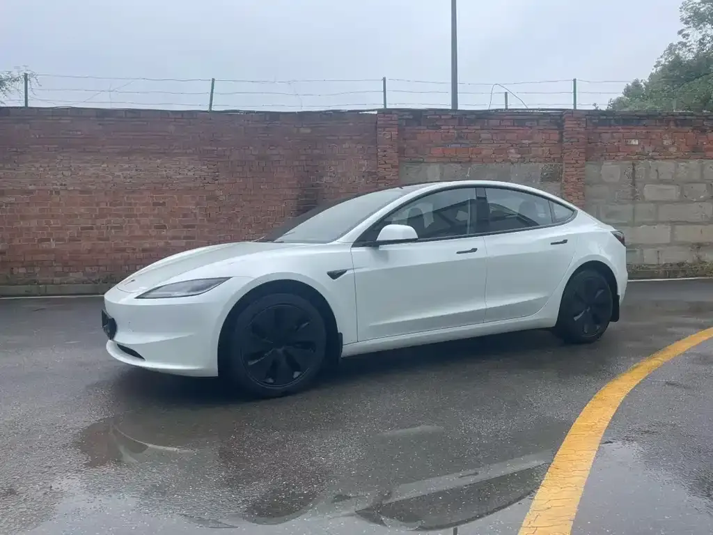 Tesla Model 3 — фото 1
