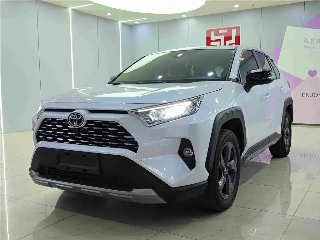 Toyota RAV4 — фото 1