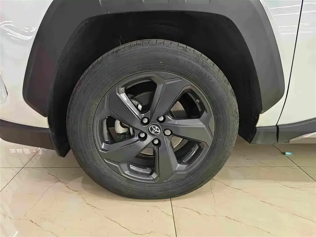 Toyota RAV4 — фото 9