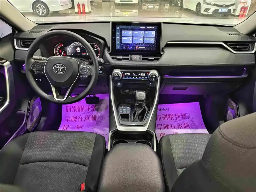 Toyota RAV4 — фото 5
