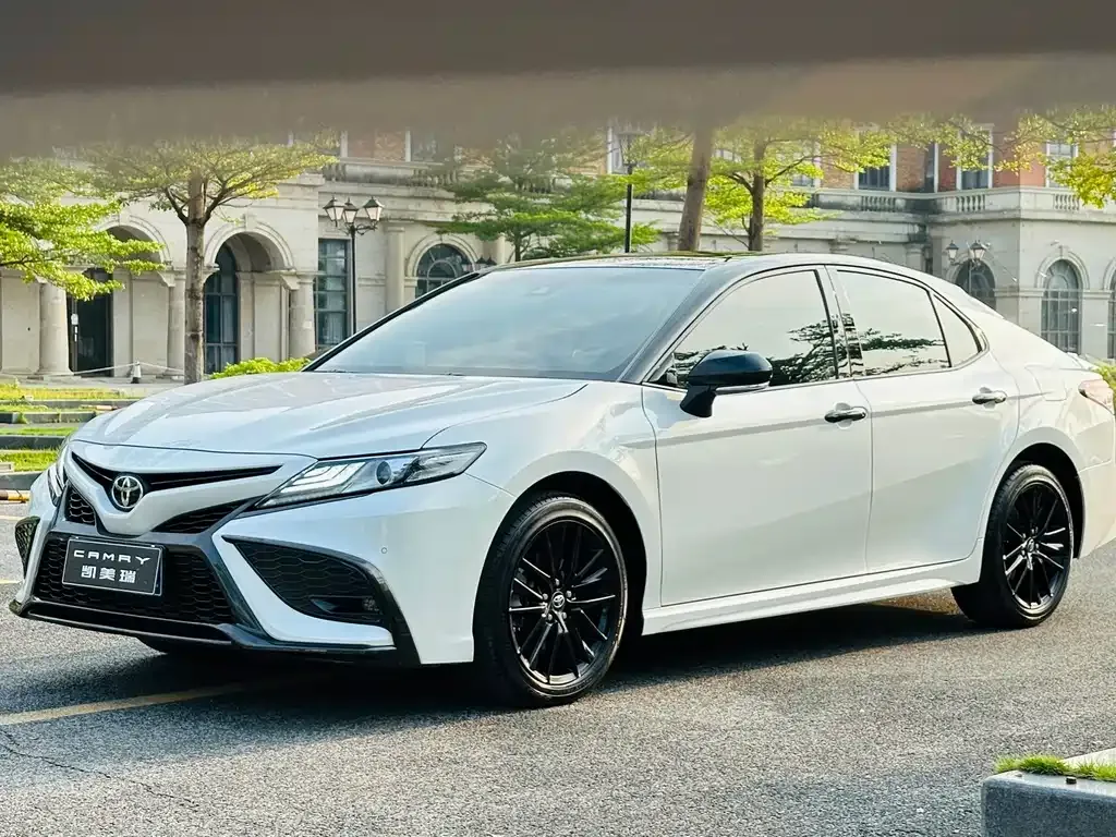 Toyota Camry — фото 1