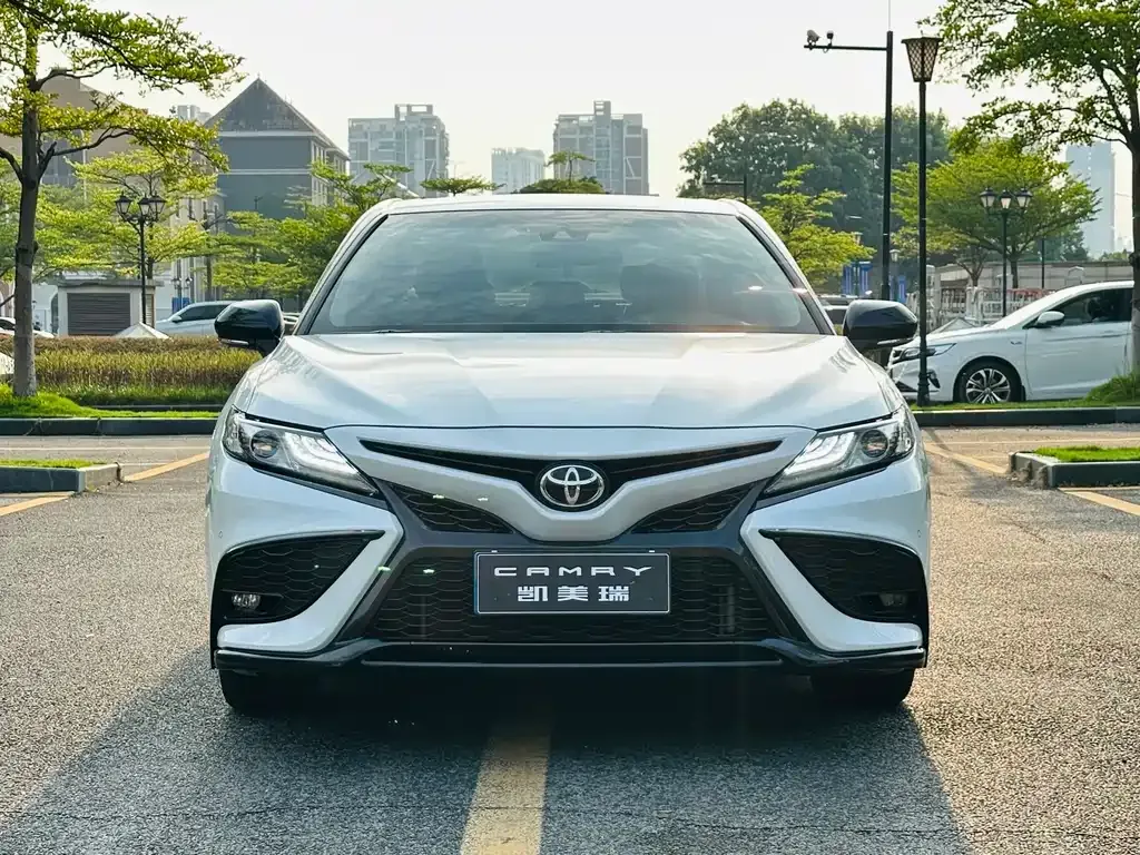 Toyota Camry — фото 2