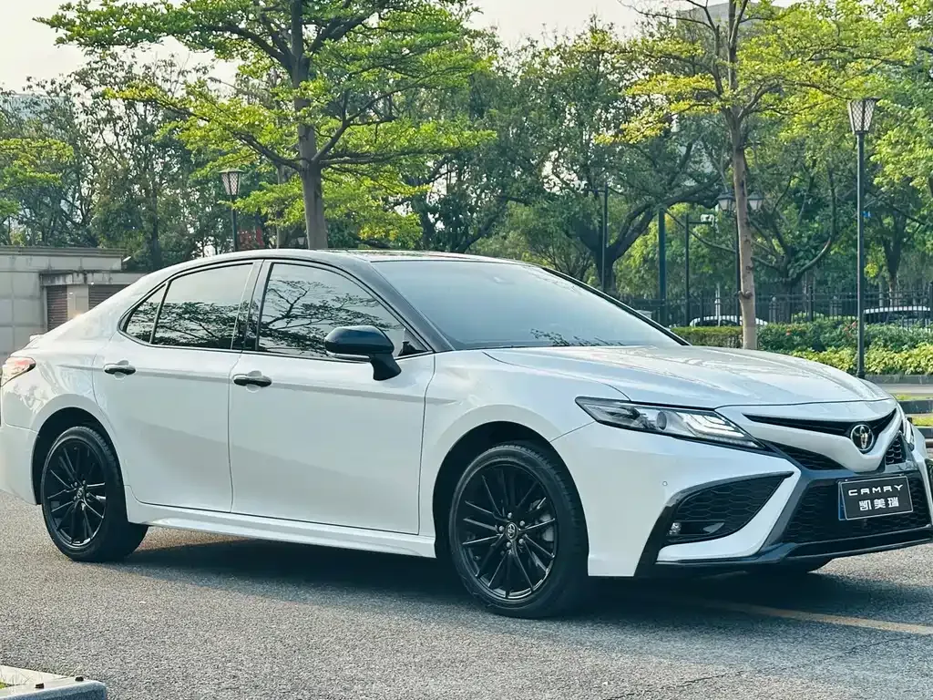 Toyota Camry — фото 4